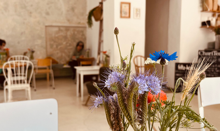 Ein Blumenstrauß auf einem Tisch in einem Café