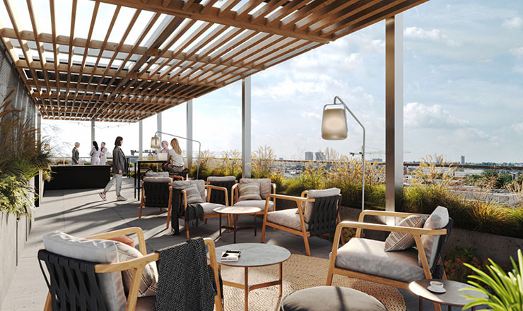 Mehrere Leute unterhalten sich auf einer Terrasse mit Sitzgelegenheiten