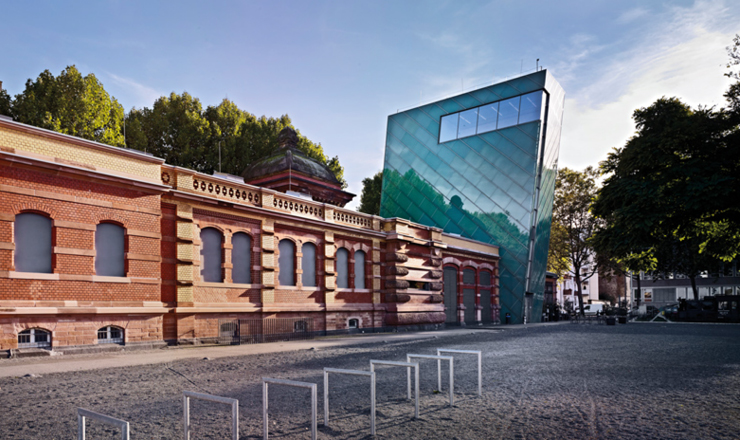 Das Kesselhaus in Backsteinoptik an einem sonnigen Tag