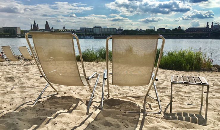 Zwei Liegestühle am Strand vor dem Mainzer Rheinufer