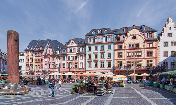 Der Mainzer Wochenmarkt an einem sonnigen Tag