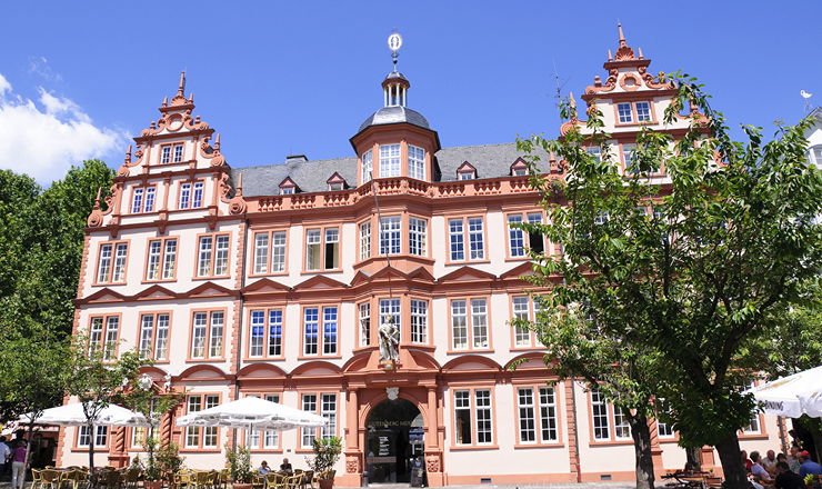 Das Mainzer Gutenberg Museum von außen an einem sonnigen Tag